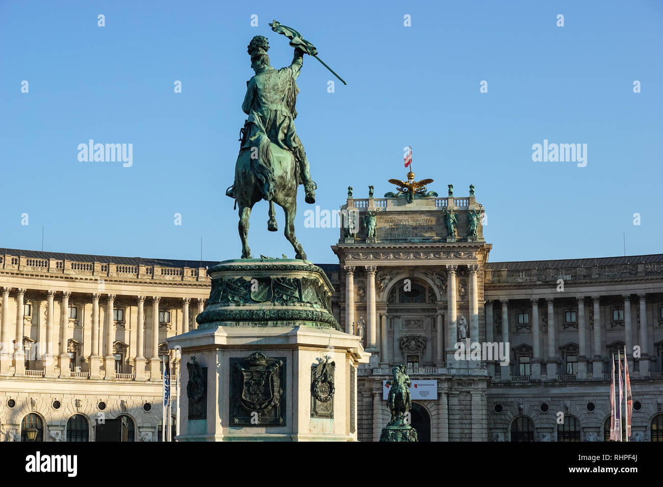 Reiterstandbild von Erzherzog Karl am Heldenplatz in Wien, Österreich, mit der Hofburg im Hintergrund Stockfoto