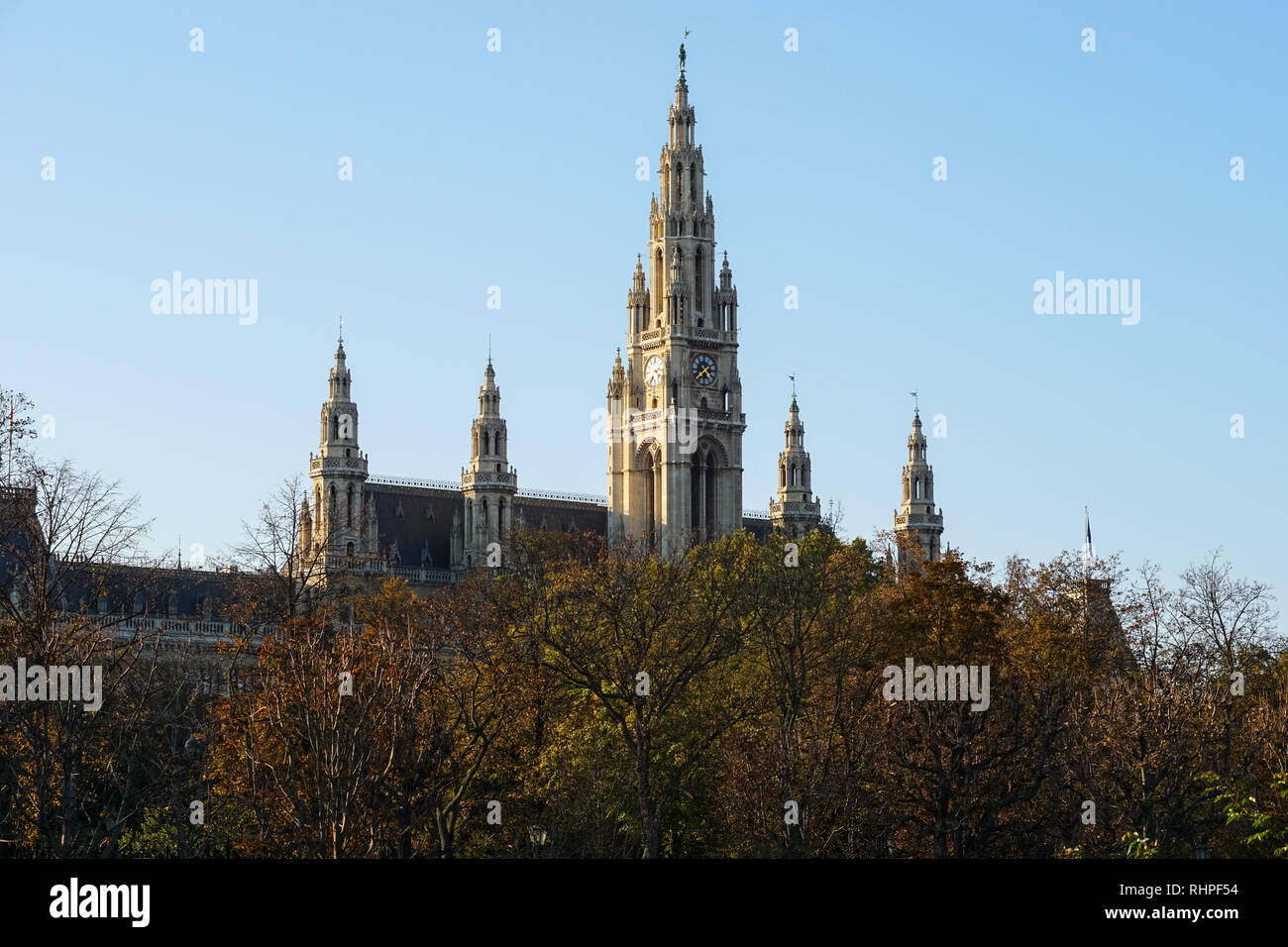 Volksgarten und Garten im Herbst und Rathaus Gebäude, Wien, Österreich Stockfoto