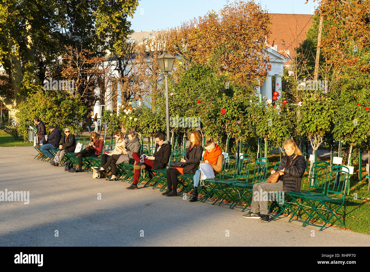 Die Menschen genießen Sie sonnige Herbstwetter im Volksgarten und Garten in Wien, Österreich Stockfoto