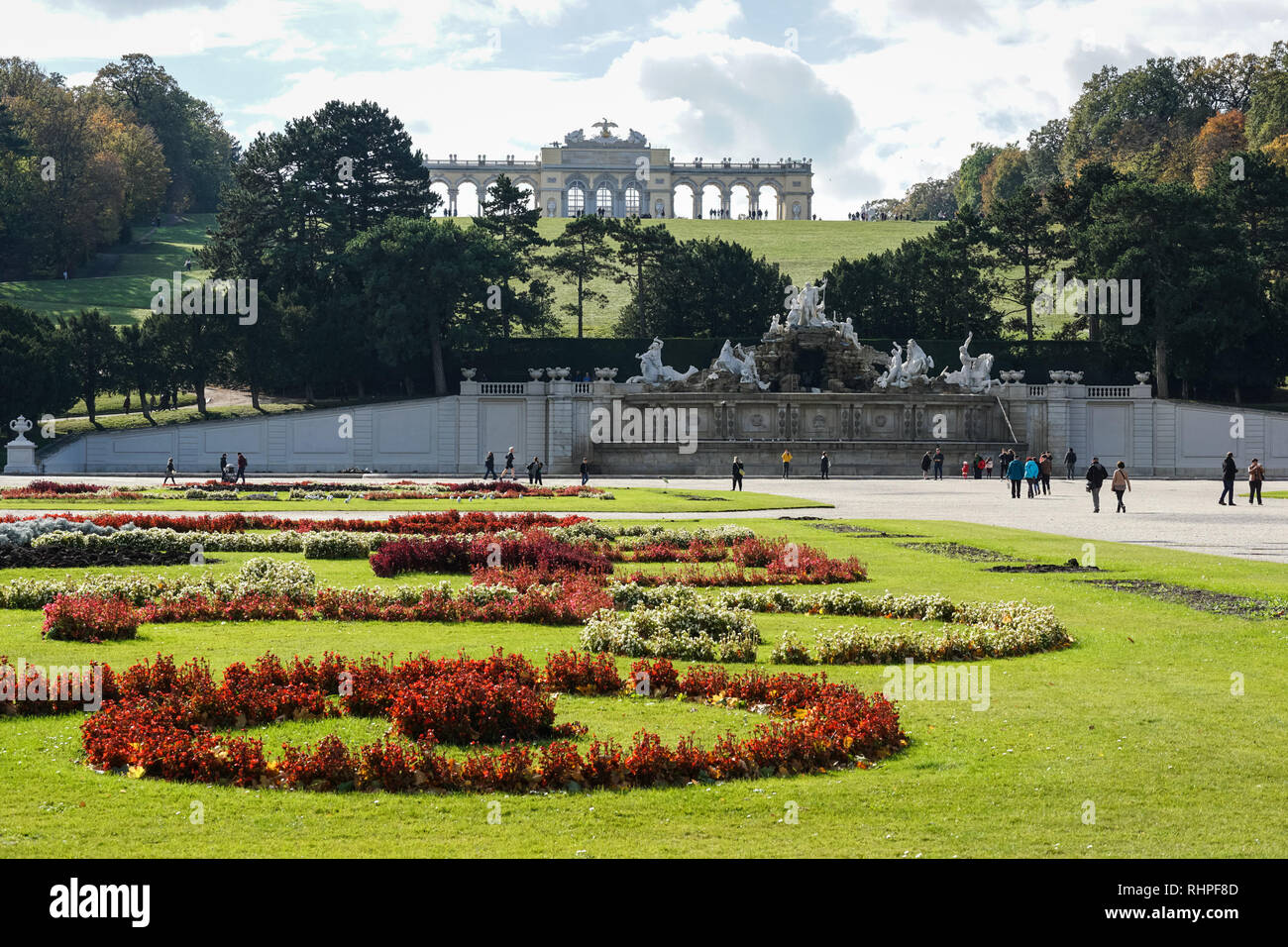 Die Gloriette Gebäude auf einem Hügel am Schloss Schönbrunn Gärten in Wien, Österreich Stockfoto