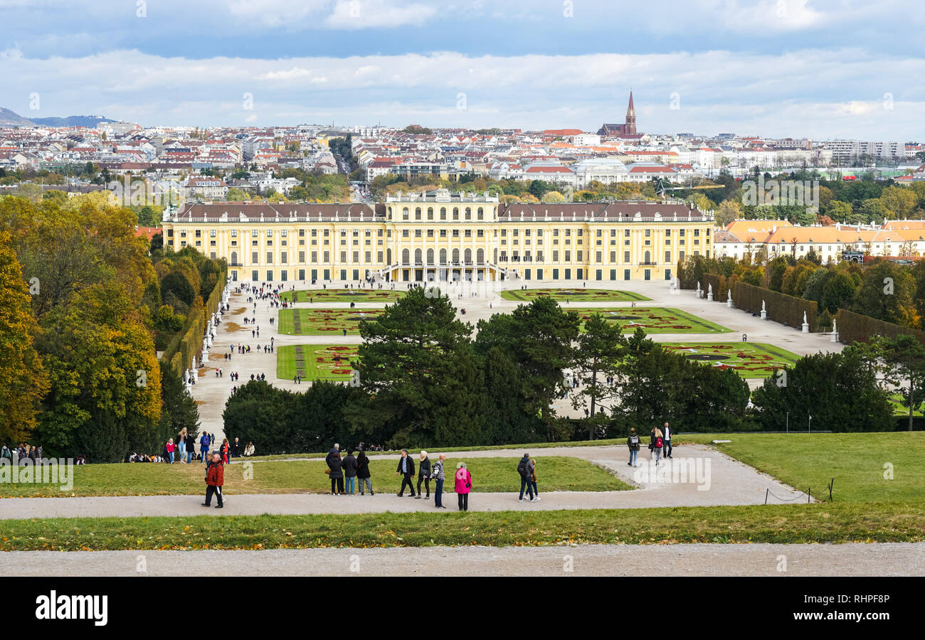 Panoramablick auf das Schloss Schönbrunn mit Wien im Hintergrund, Wien, Österreich Stockfoto