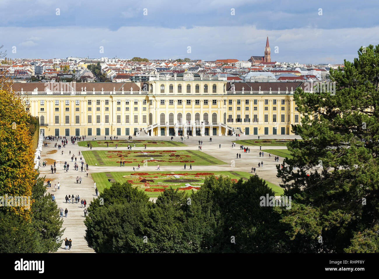 Panoramablick auf das Schloss Schönbrunn mit Wien im Hintergrund, Wien, Österreich Stockfoto