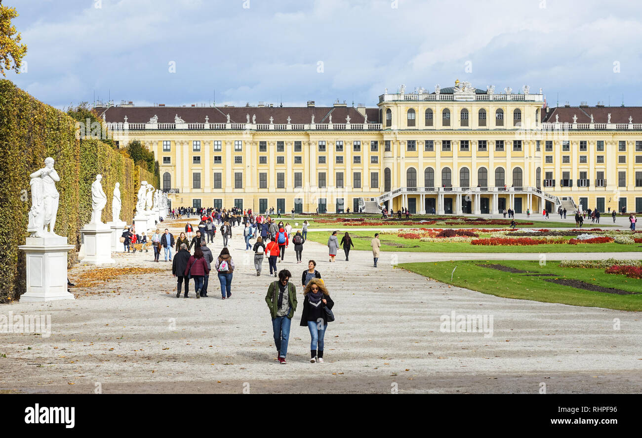 Touristen am Schloss Schönbrunn in Wien, Österreich Stockfoto