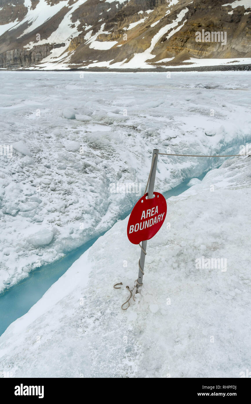 COLUMBIA ICEFIELD, Alberta, Kanada - Juni 2018: Warnschild Markierung der Grenze der sicheren Gegend für Touristen, die in der Athabasca Gletscher in der Stockfoto