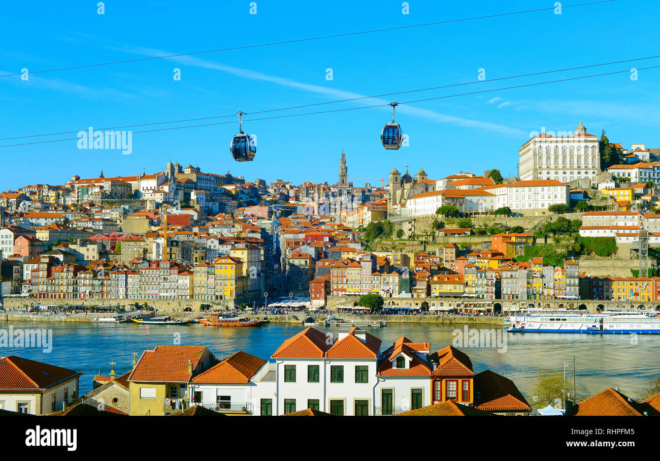 Die Skyline der Altstadt von Porto, mit Seilbahn im Vordergrund. Portugal Stockfoto