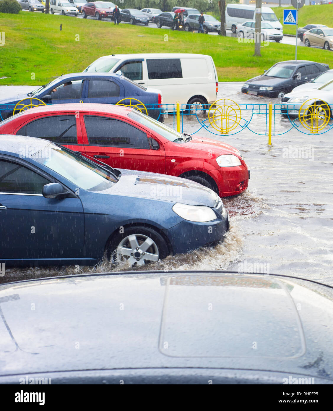 Stadt Szene mit dem Auto Verkehr auf überschwemmte Straße, Kiew, Ukraine Stockfoto