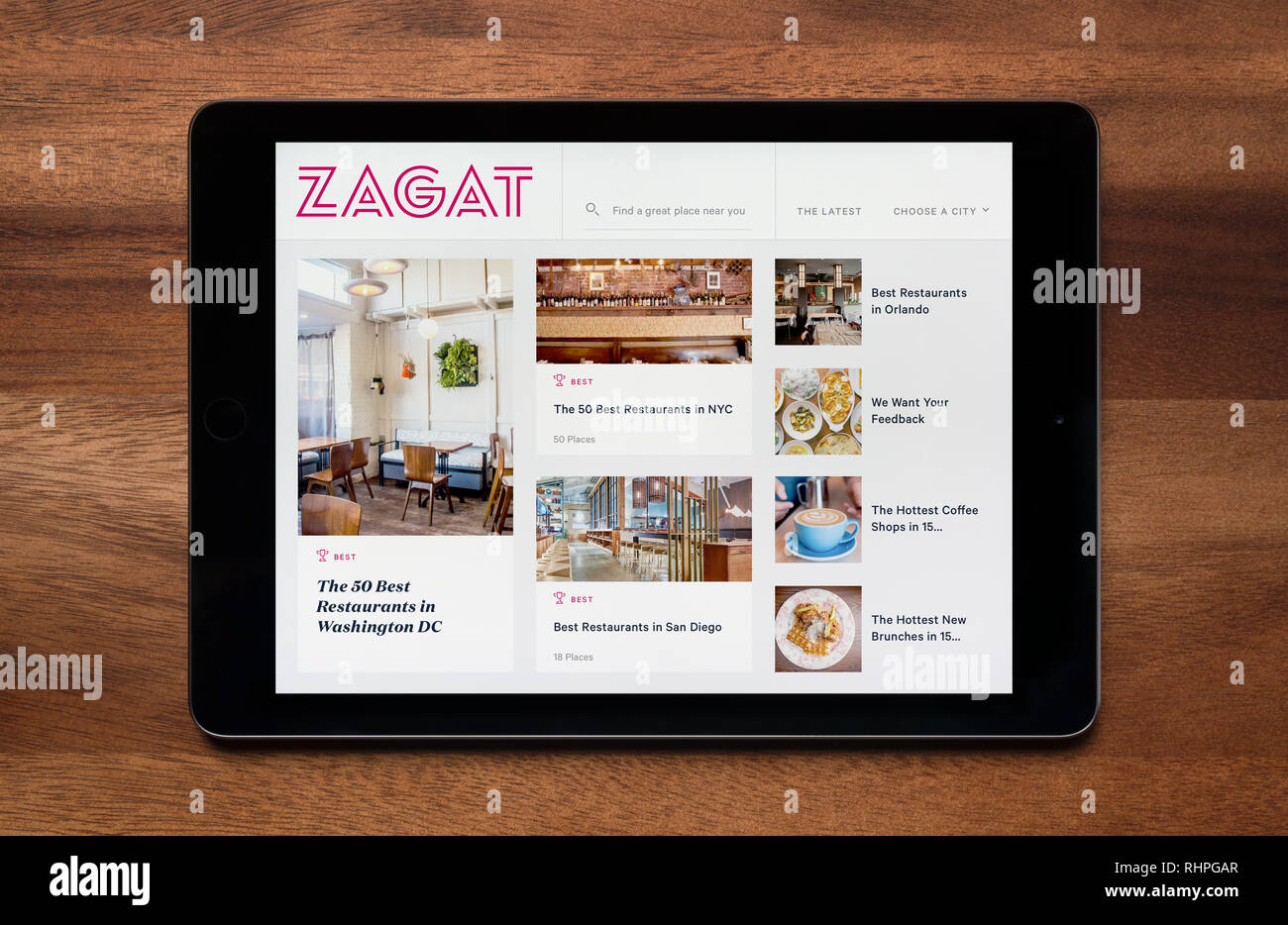 Die Website von Zagat gesehen auf einem iPad Tablet, der ruht auf einem Holztisch (nur redaktionelle Nutzung). Stockfoto