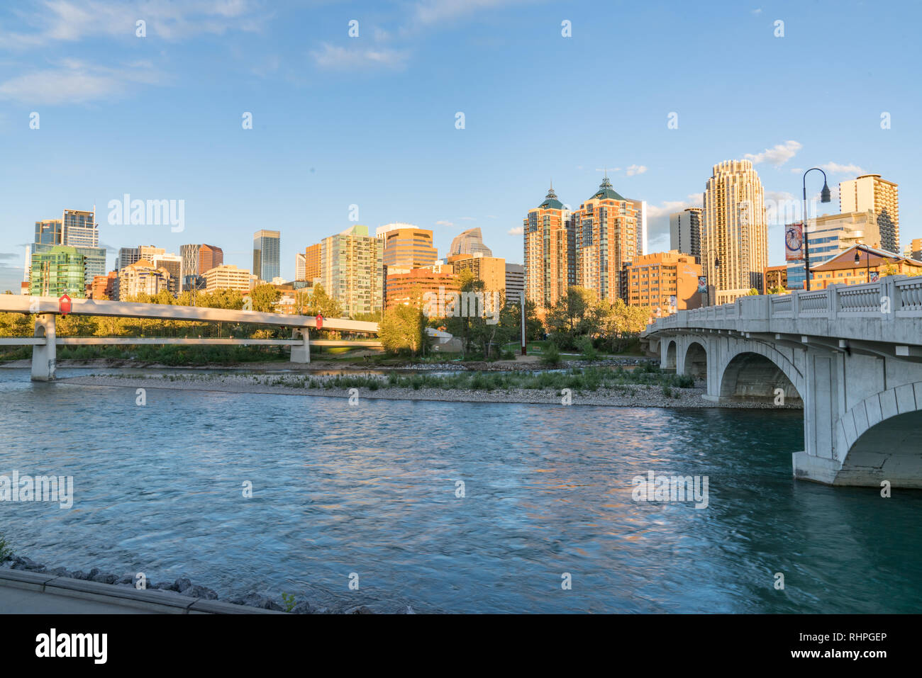 Skyline der Stadt Calgary, Alberta, Kanada entlang des Bow River Stockfoto