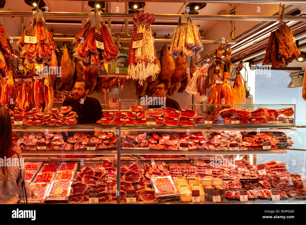 Jamon (ham) auf einen Shop in La Boqueria, der berühmte Markt neben der Rambla von Barcelona, Katalonien, Spanien hängen Stockfoto