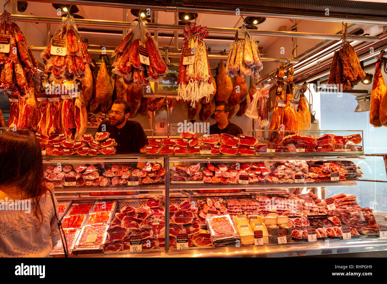 Jamon (ham) auf einen Shop in La Boqueria, der berühmte Markt neben der Rambla von Barcelona, Katalonien, Spanien hängen Stockfoto