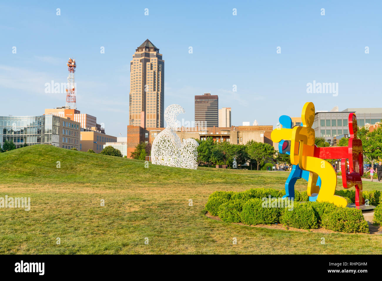 DES MOINES, IOWA - Juli 11, 2018: Des Moines, Iowa Skyline vom Pappajohn Sculpture Park Stockfoto