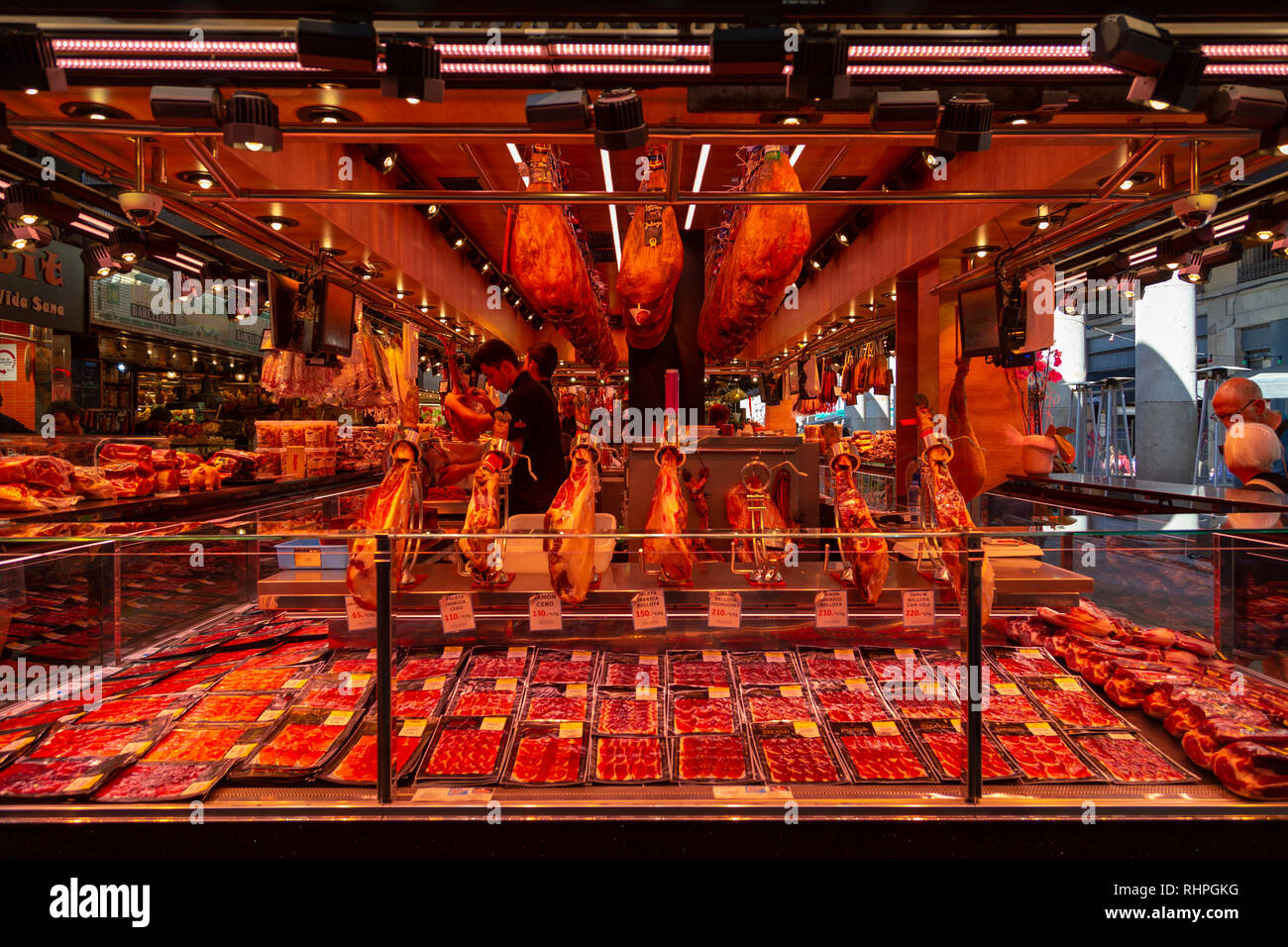 Jamon (ham) auf einen Shop in La Boqueria, der berühmte Markt neben der Rambla von Barcelona, Katalonien, Spanien hängen Stockfoto