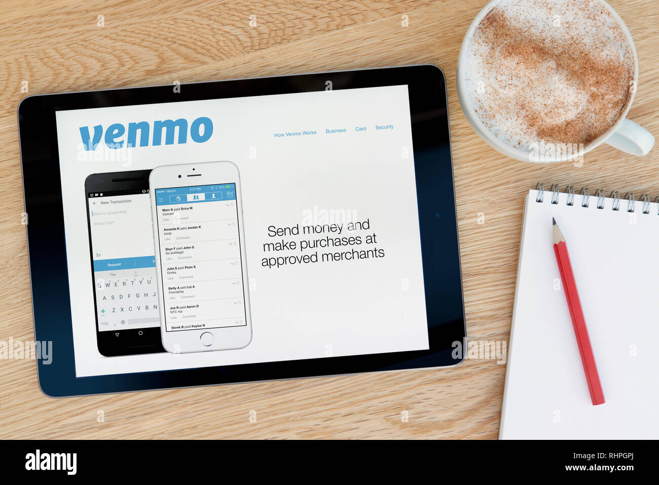 Die Venmo website Funktionen auf einem iPad Tablet Gerät, das auf einem Tisch liegt neben einem Notizblock (nur redaktionelle Nutzung). Stockfoto