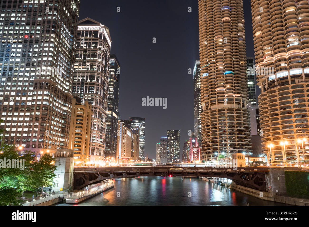 Downtown Chicago Skyline der Stadt entlang des Chicago River bei Nacht Stockfoto