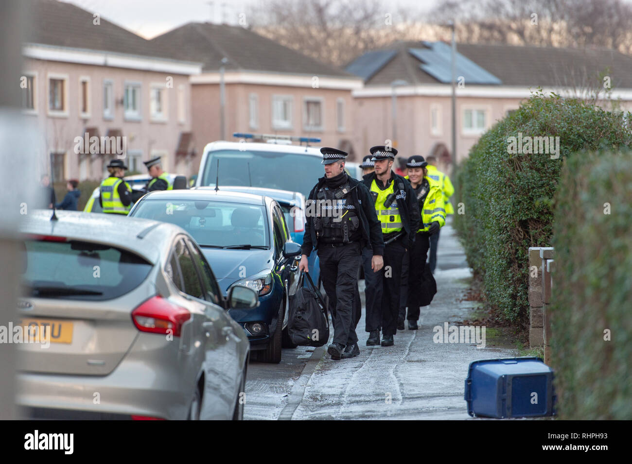 Bewaffnete Polizei und Hund Einheiten außerhalb eines flach auf stenhouse Street West, Edinburgh Stockfoto