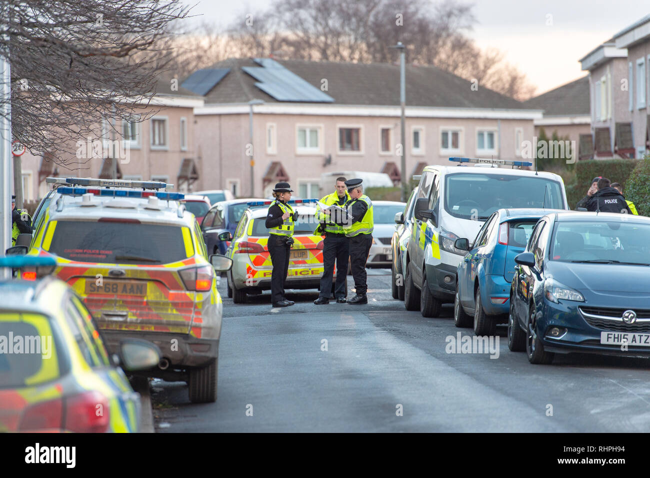 Bewaffnete Polizei und Hund Einheiten außerhalb eines flach auf stenhouse Street West, Edinburgh Stockfoto