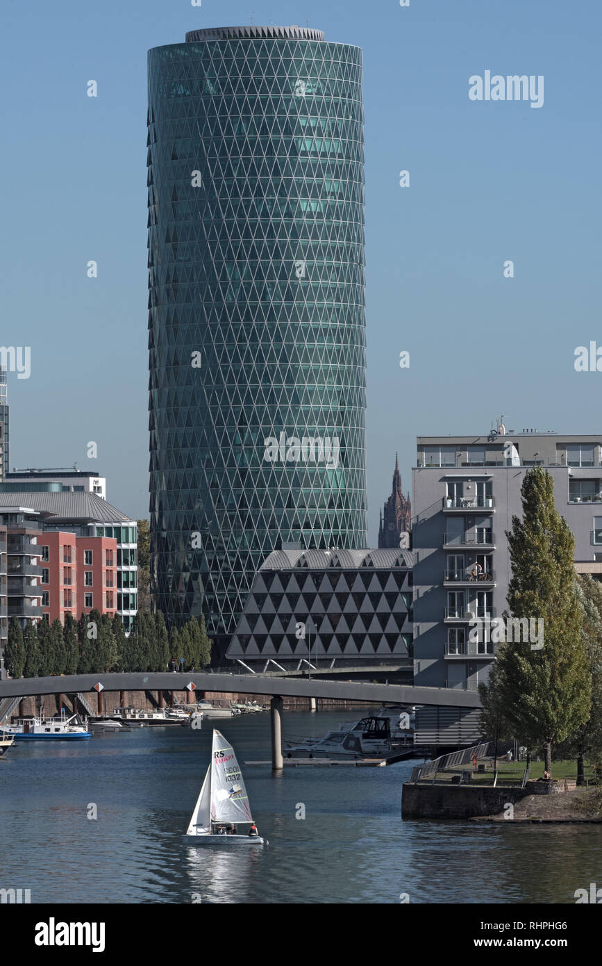 Westhafen Tower, Industrieanlagen und private Apartments in Frankfurt am Main, Deutschland Stockfoto