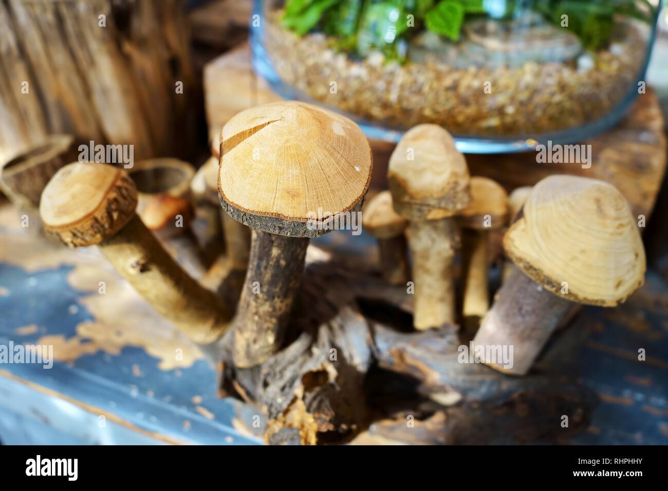 Ein schönes Carving Kunstform der Pilze aus einem großen Zweig. Stockfoto