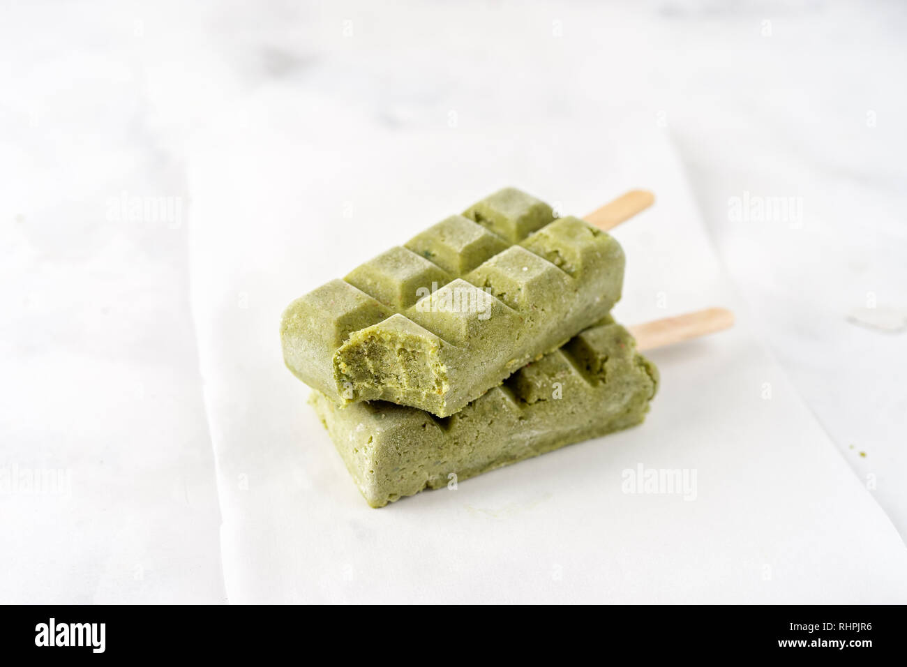 Zwei grüne veganes Sorbet Eis am Stiel auf weißem Hintergrund Stockfoto