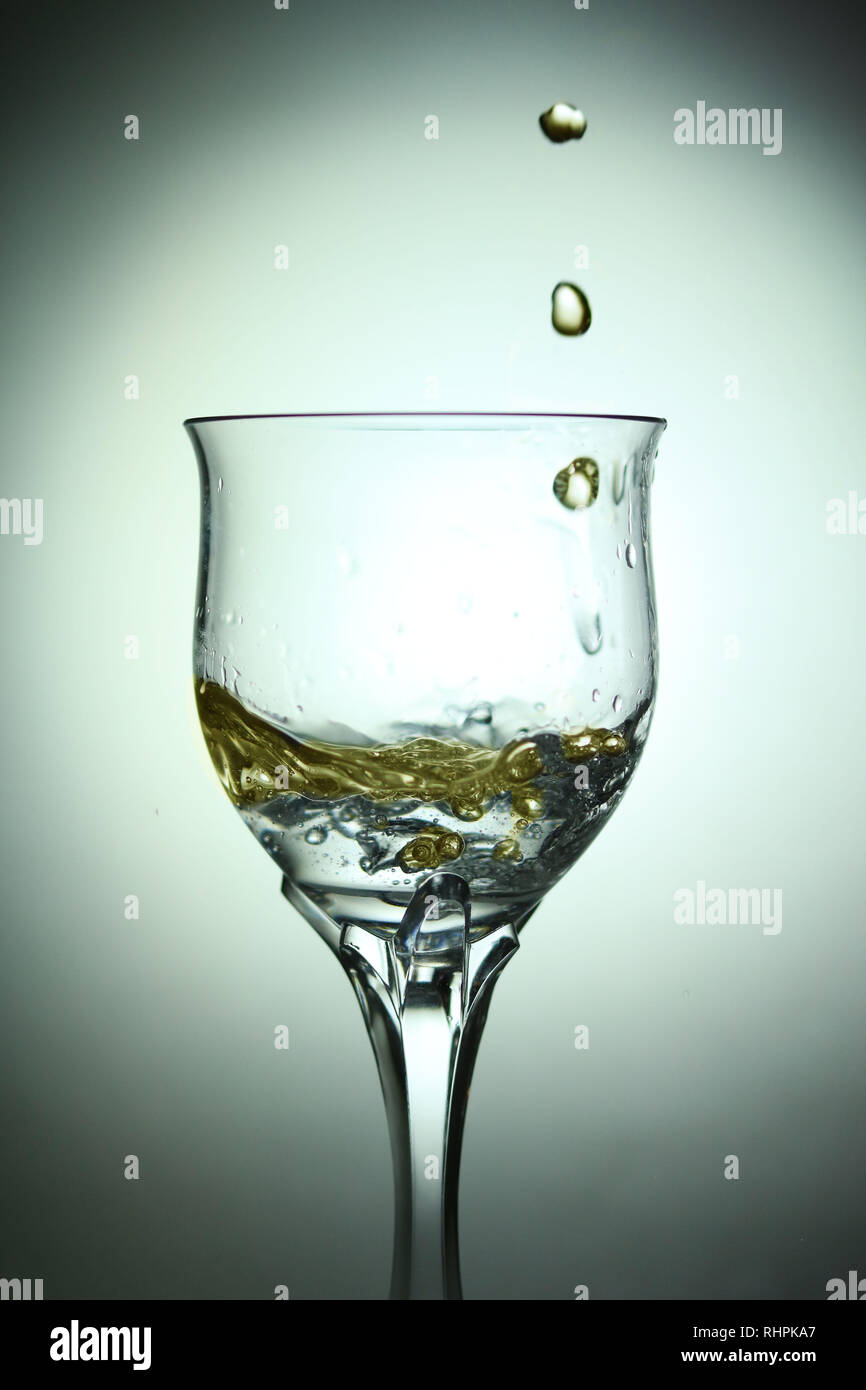 Ol Spritzt In Ein Glas Wasser Stockfotografie Alamy