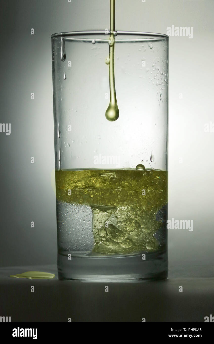 Ol Spritzt In Ein Glas Wasser Stockfotografie Alamy