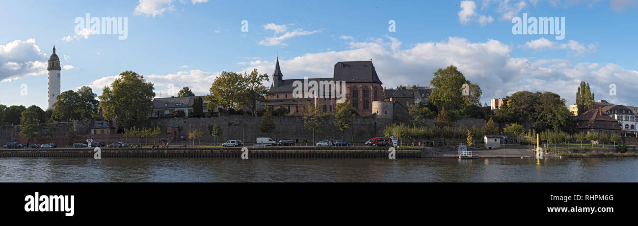 Panoramaaussicht über den Main in die historische Altstadt von Frankfurt Höchst, Hessen, Deutschland Stockfoto