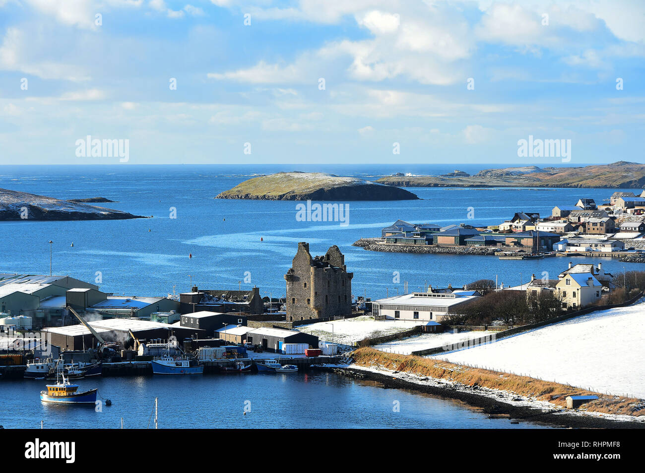 Blick auf das Dorf von Scalloway und Scalloway Castle. Scalloway Castle ist ein Tower house in Scalloway, auf den Shetland Inseln Festland, Stockfoto