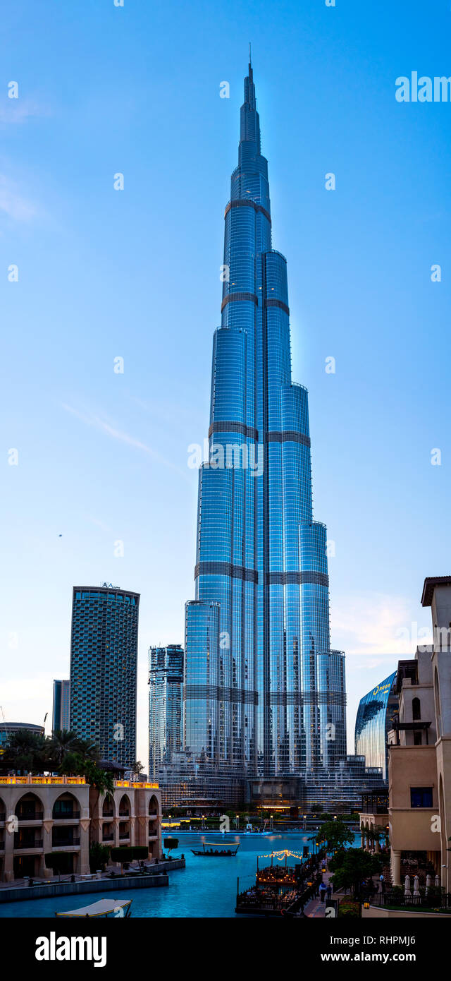 Dubai, Vereinigte Arabische Emirate - Januar 31, 2018: Burj Khalifa Blick über die Dubai Fountain aus dem Palace Hotel in der Innenstadt in der Dämmerung Stockfoto