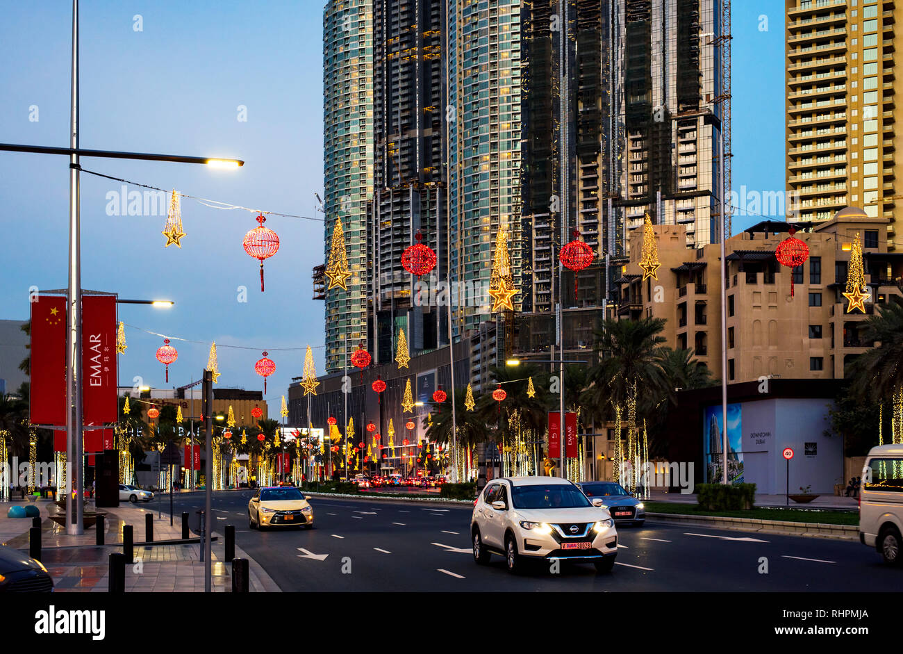Dubai, Vereinigte Arabische Emirate - Januar 31, 2018: Downtown Dubai Straßen eingerichtet und für chinesische Mondjahr mit Autos vorbei durch beleuchtete Stockfoto