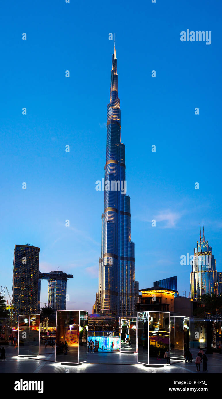 Dubai, Vereinigte Arabische Emirate - Januar 31, 2018: Burj Khalifa und rotierenden Spiegel und Licht Kunst Installation im Burj Plaza in Downtown Dubai in Blau h Stockfoto