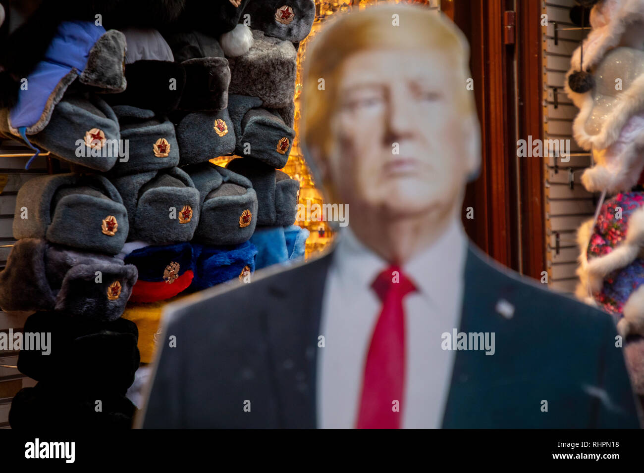 Die in voller Länge Porträt von Donald Trump ist in der Nähe der Eingang ein Souvenir shop in der Arbat Straße im Zentrum von Moskau, Russland installiert Stockfoto