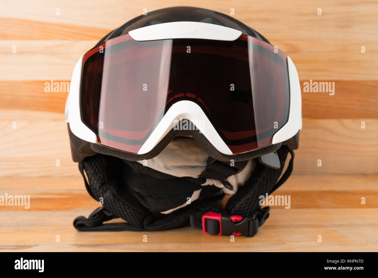 Snowboard oder Ski Winter Sport Schutzausrüstung - Helm, warme Handschuhe und Schutzbrille. Stockfoto