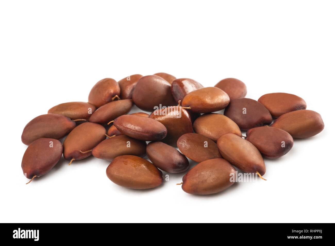 Johannisbrot Bohnen auf weißem Hintergrund Stockfoto
