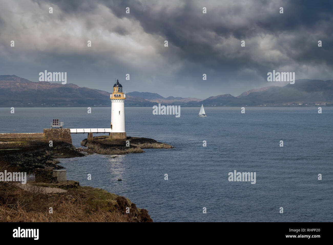 Dramatische Wolken über den Leuchtturm von Tobermory, Schottland Stockfoto