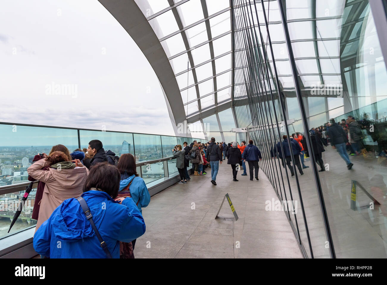 London, Großbritannien - 30 April, 2018: die Menschen bewundern Sie die Aussicht von der Terrasse der Sky Garden bei 20 Fenchurch Street Stockfoto