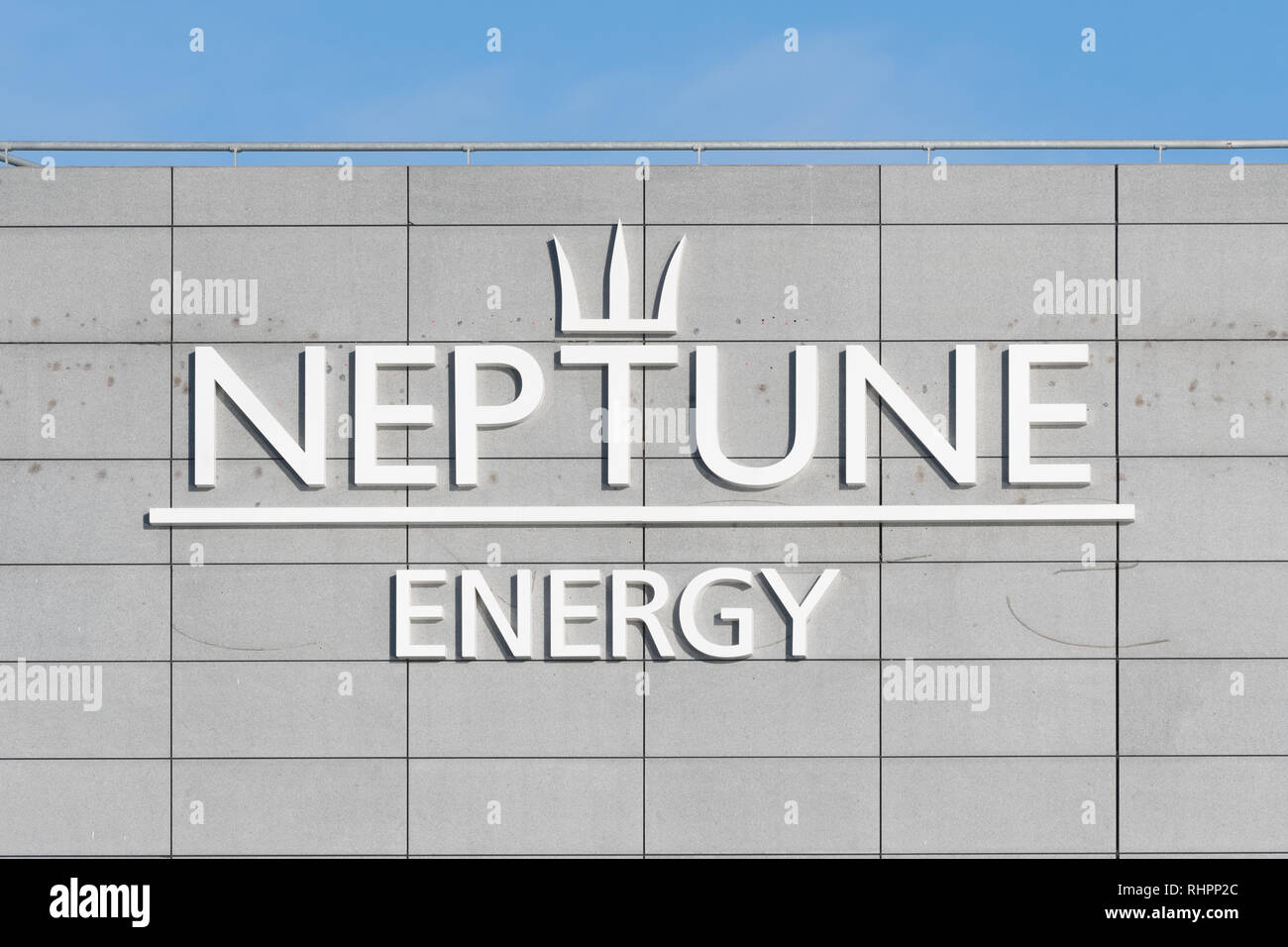 Neptun Energie Logo auf Gebäude in Aberdeen, Schottland, Großbritannien Stockfoto
