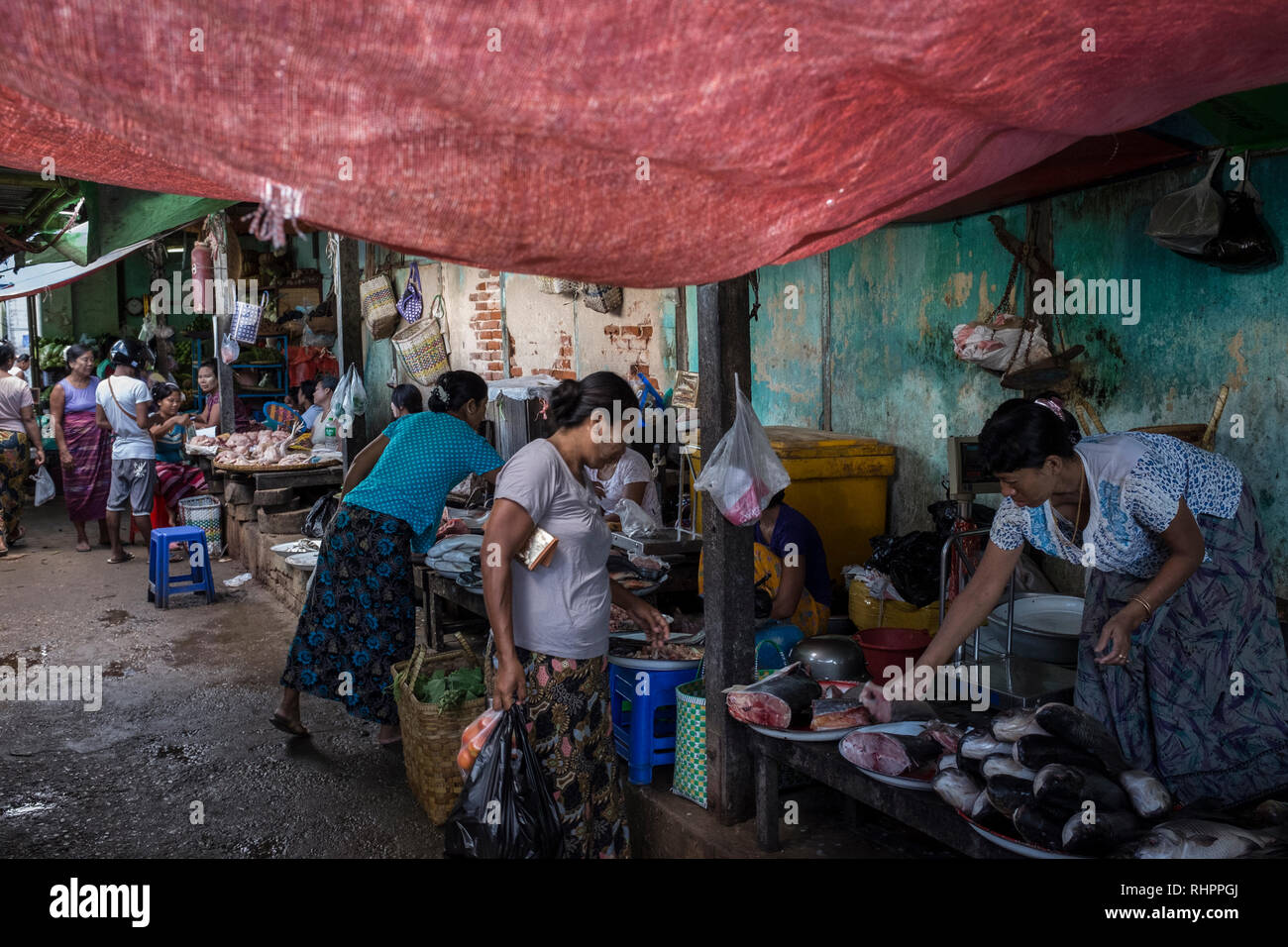 Bagan, Myanmar - 28. September 2016: Kauf von Fisch in Nyaung U Markt Stockfoto