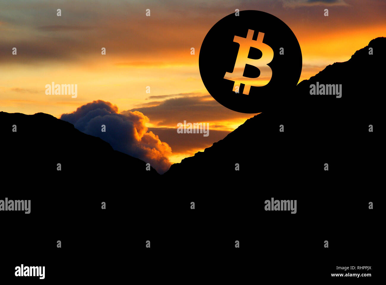 Bitcoin Symbol Nach unten, ins Tal vor einem Sonnenuntergang Stockfoto