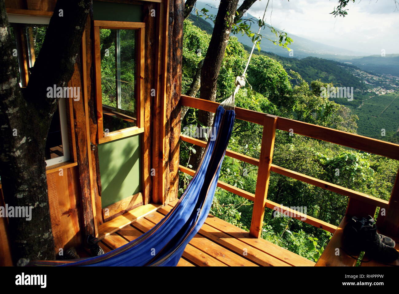 Entspannen Sie in einer Hängematte auf dem Balkon eines tropischen Baum Haus in Antigua, Guatemala Stockfoto