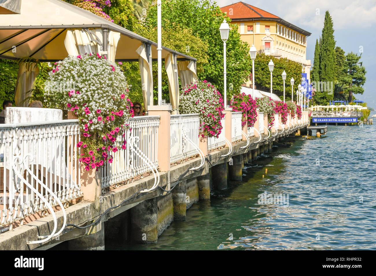 GARDONE RIVIERA, ITALIEN - September 2018: Bunte Blumen auf der Terrasse des Grand Hotel Gardone in Gardone Riviera am Gardasee. Stockfoto