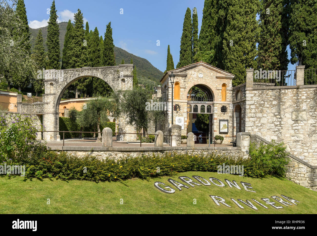 GARDONE RIVIERA, ITALIEN - September 2018: Eintritt in das Vittoriale degli Italiani Gärten in Gardone Riviera. Stockfoto