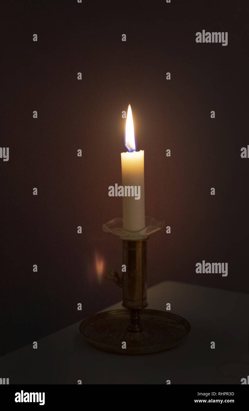 Einfache Kerze in der Dunkelheit, verschiedene Konzepte von der Dunkelheit zum Licht, Gebet, Symbolik, Beleuchtung, erwachen und mehr. Stockfoto