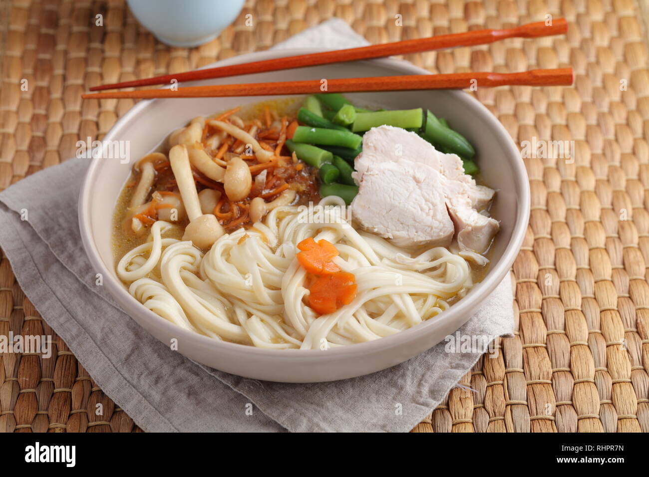 Huhn und Udon Noodle Soup mit Shimeji Champignons, Karotten, Zwiebeln, Spargel Bohnen Stockfoto