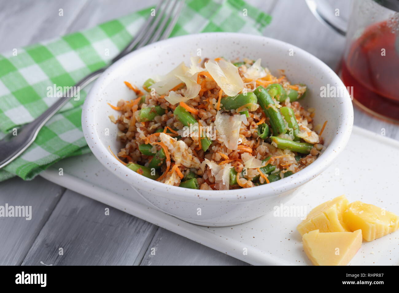 Vegan grechetto, neues Gericht der russischen Küche mit Karotten, Spargelbohnen und Parmesankäse. Russische Sommerhütte Mahlzeit Stockfoto