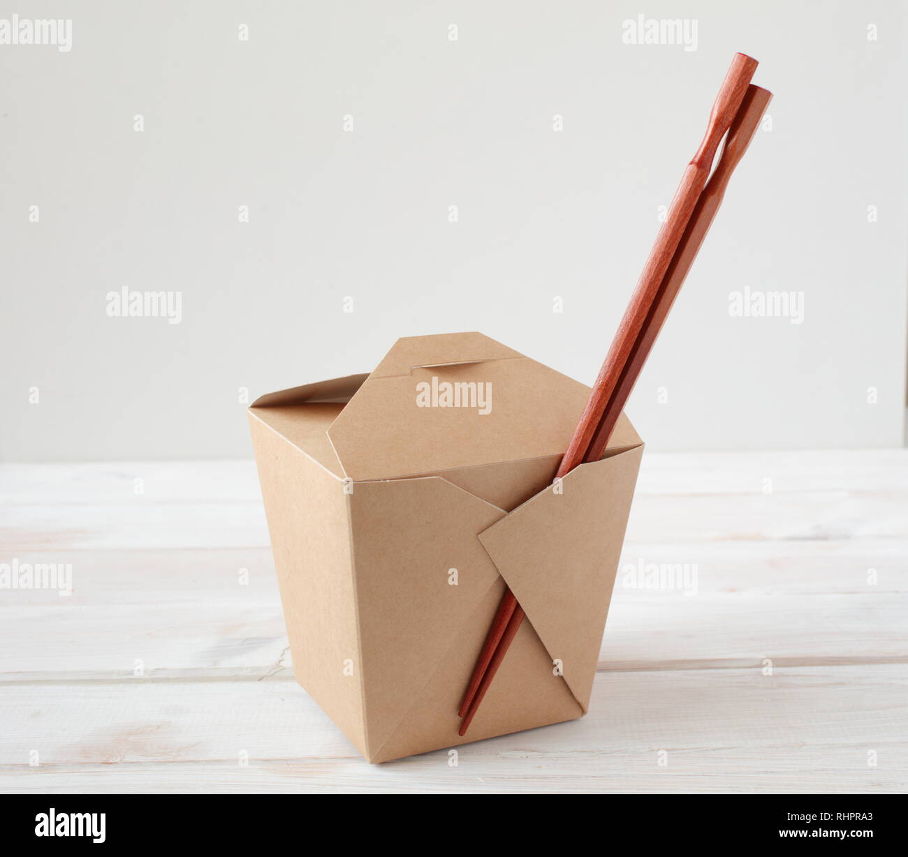 Papier wok Box mit Stäbchen Stockfoto
