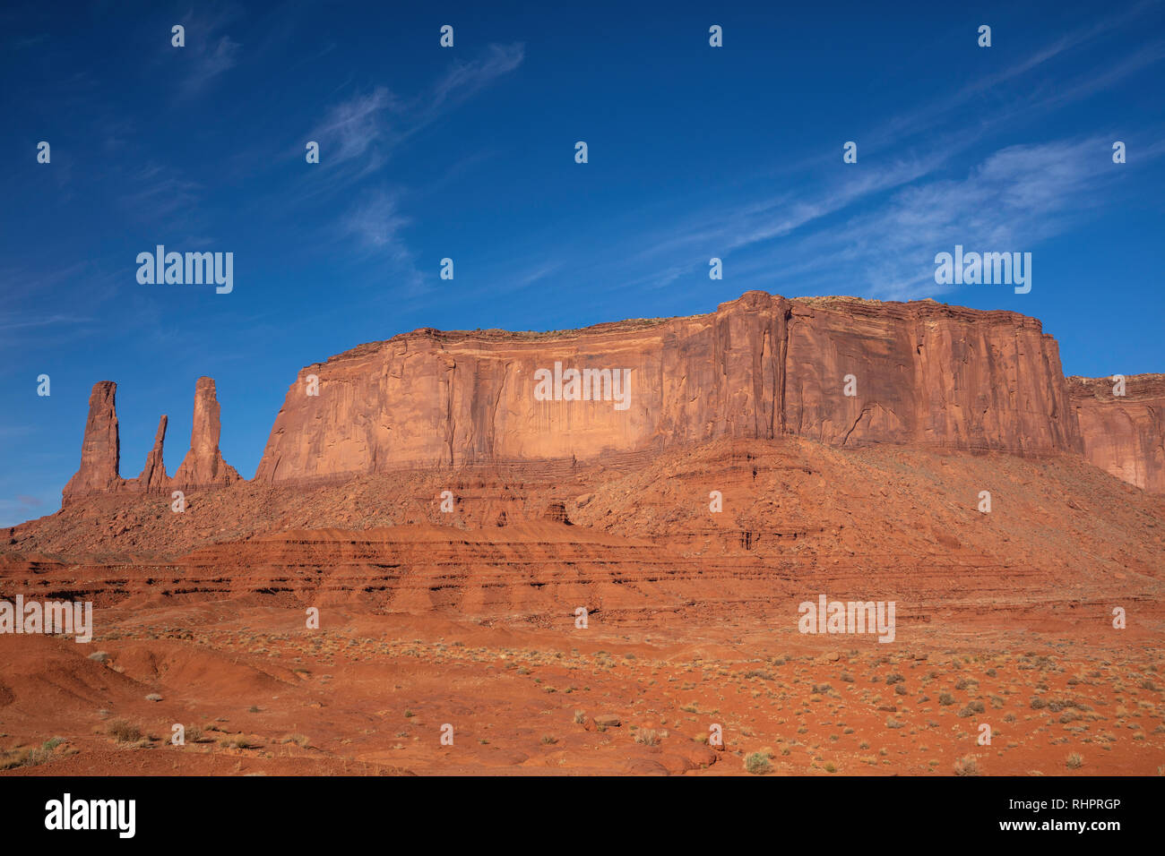 3 Schwestern und Mitchell Mesa, Monument Valley Navajo Tribal Park, Arizona Stockfoto