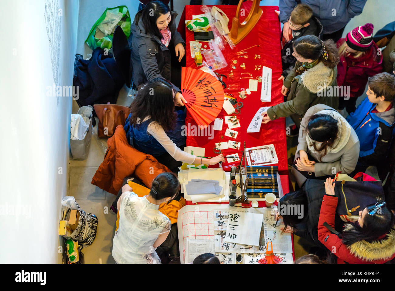 Menschen, die an einem chinesischen Kalligrafie-Workshop teilnehmen / Chinesische Kultur / Chinesische Kunst Stockfoto
