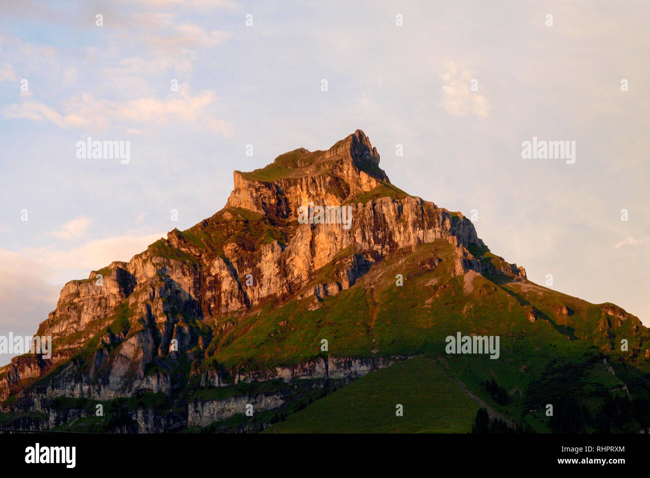 Engelberg, Schweiz - 29. Juli 2017: Bergpanorama im Licht des Sonnenuntergangs Stockfoto