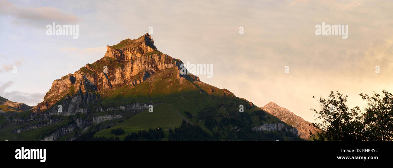 Engelberg, Schweiz - 29. Juli 2017: Bergpanorama im Licht des Sonnenuntergangs Stockfoto