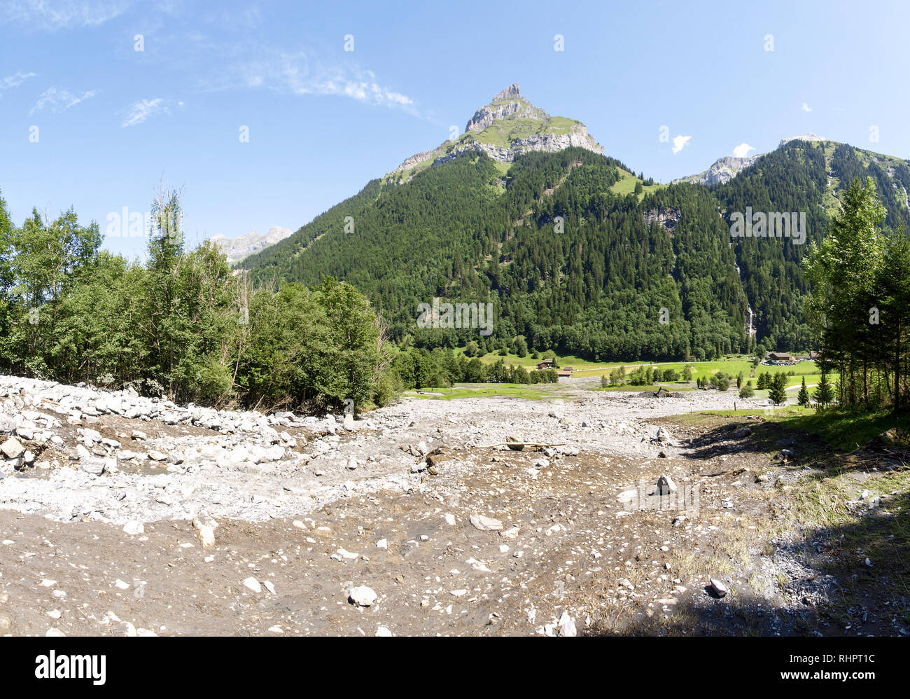 Engelberg, Schweiz - 30. Juli 2017: Erdrutsch auf dem Bett von einem Strom Stockfoto